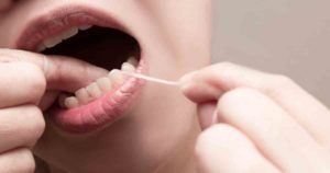 Lire la suite à propos de l’article Comment la soie dentaire peut-elle être dangereuse?