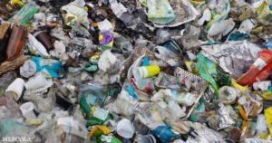 Lire la suite à propos de l’article Comment pouvons-nous arrêter notre dangereuse dépendance au plastique ?